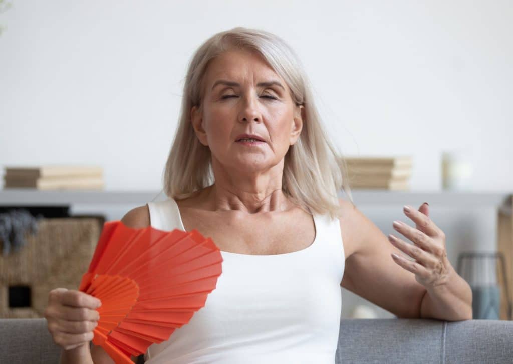 une dame âgée qui tient un éventail