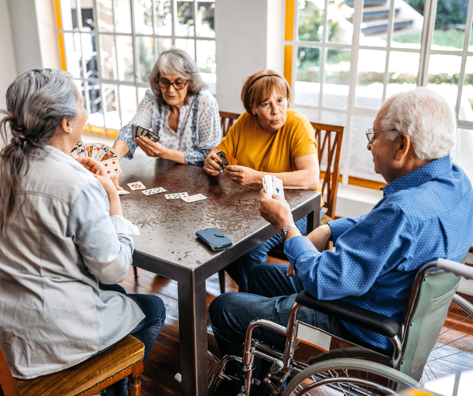 seniors qui jouent aux cartes