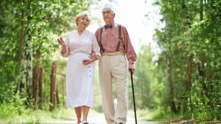 des seniors qui marchent à l'extérieur