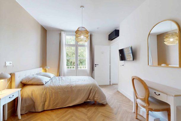 belle chambre avec fenĂŞtre ouverte sur jardin dans la maison SENIORYTA de Niort