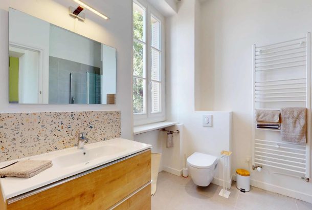 salle de bain d'une des chambres de la maison SENIORYTA de Niort