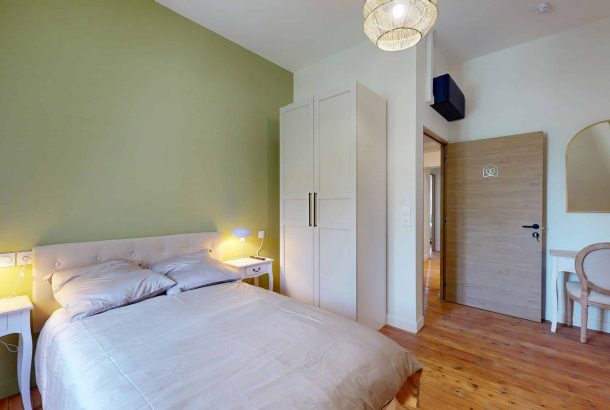 une chambre avec mur vert dans la maison SENIORYTA de Niort