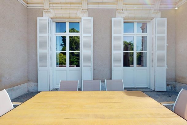 table extérieure sur la terrasse de la maison SENIORYTA de Niort